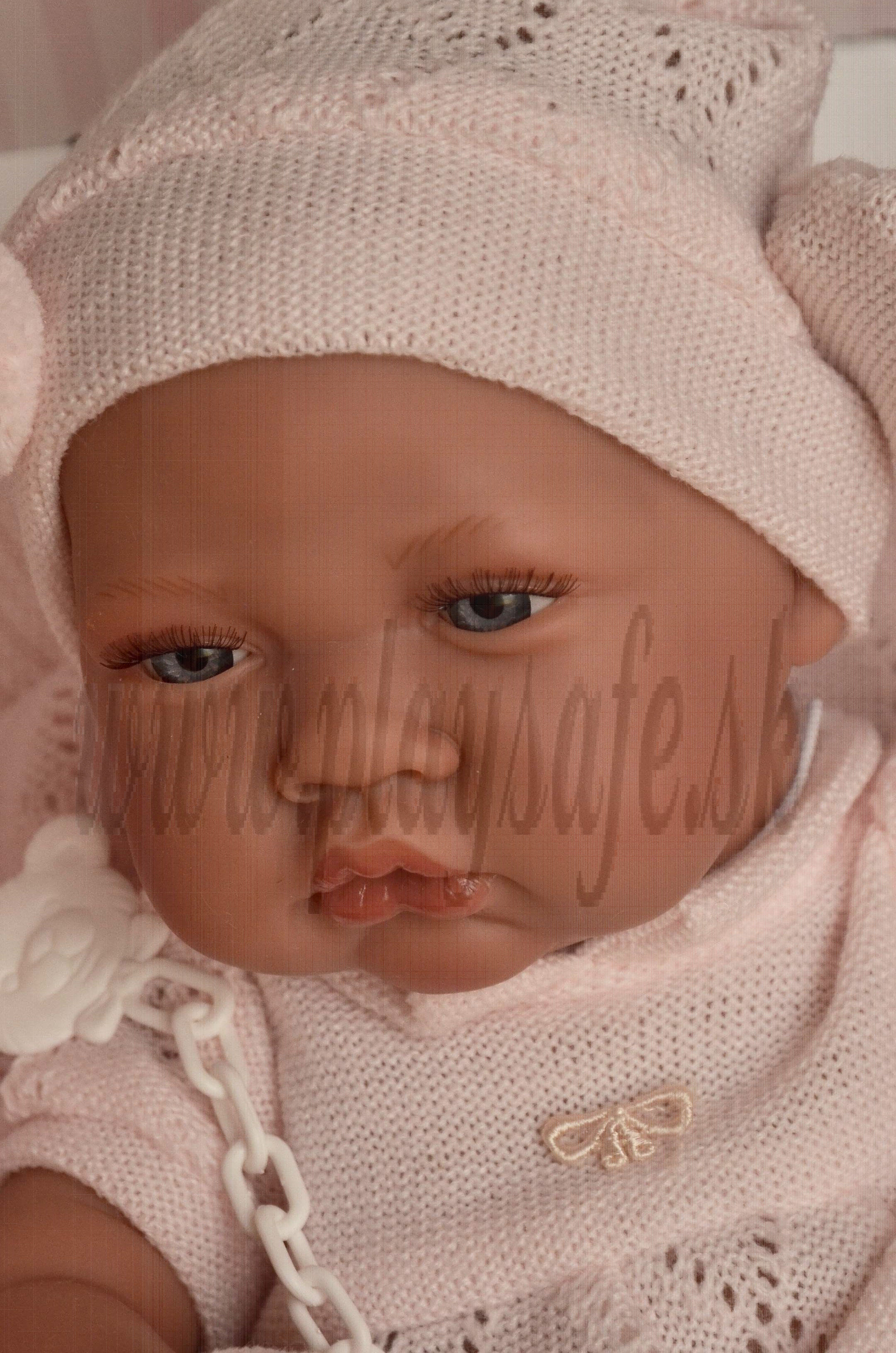 Antonio Juan Realistické bábätko dievčatko Nina, 42cm na deke