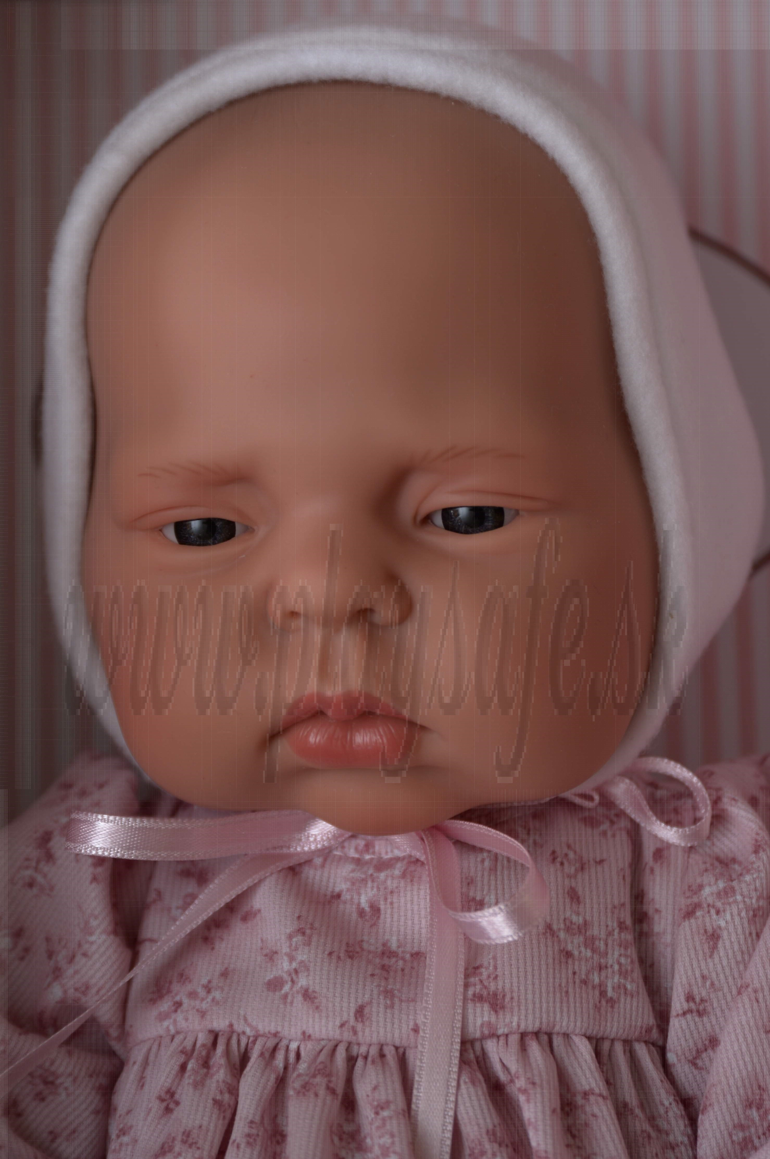 Asivil Realistické bábätko dievčatko Lucía, 42cm biela čiapočka