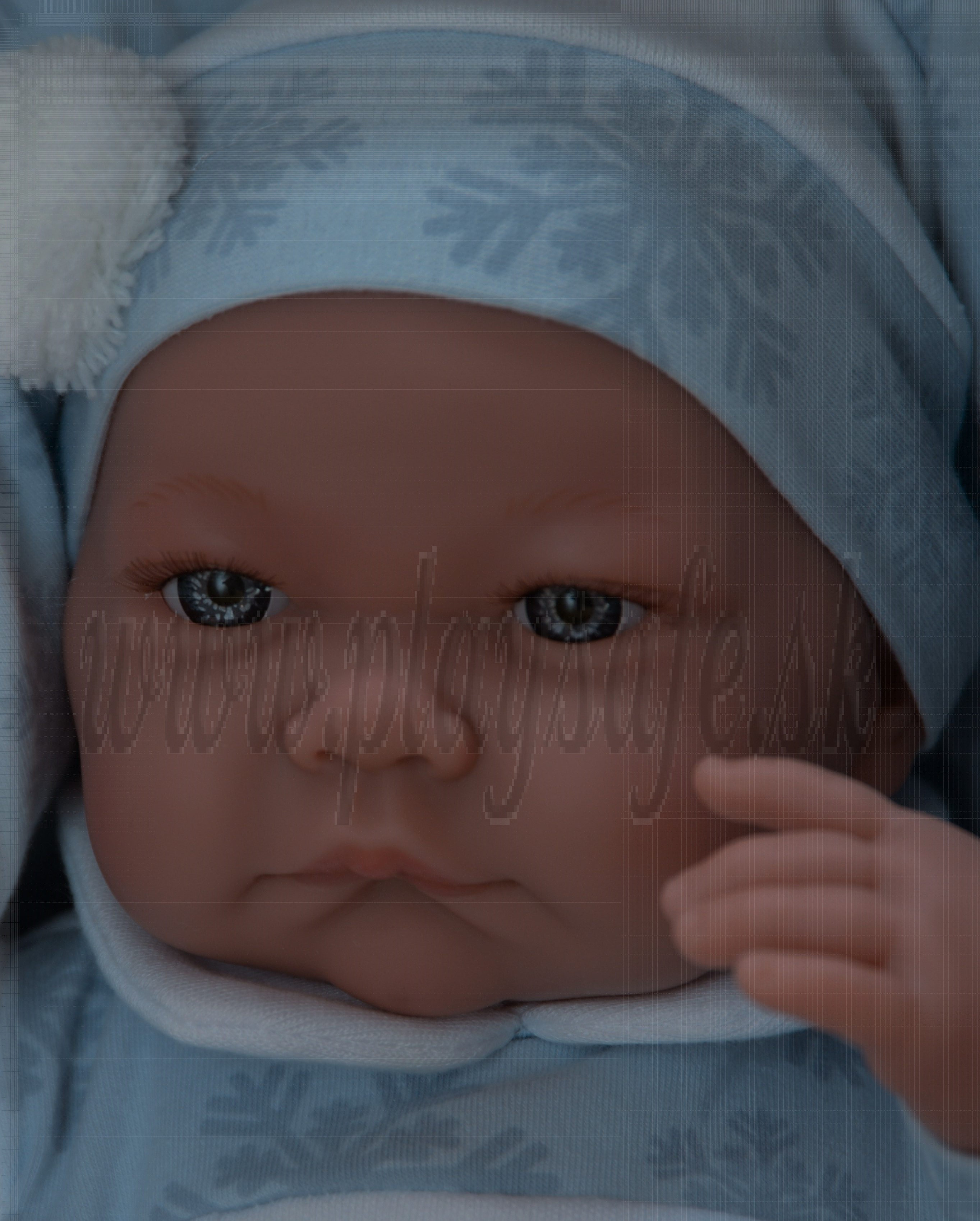 Antonio Juan Látková bábika bábätko Nico, 40cm na modrej deke