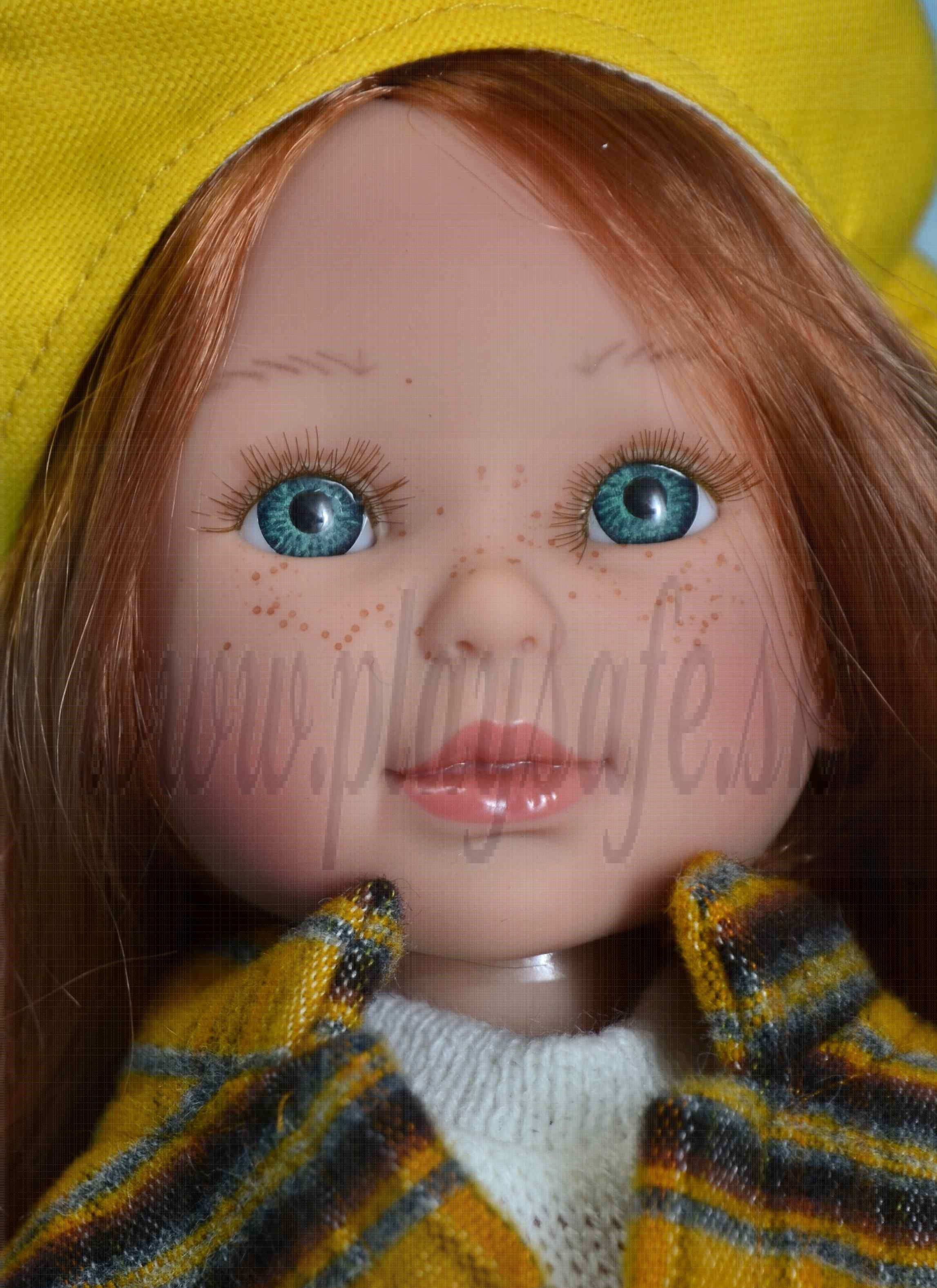 Vestida de Azul Paulina Doll, 33cm in Yellow Beret